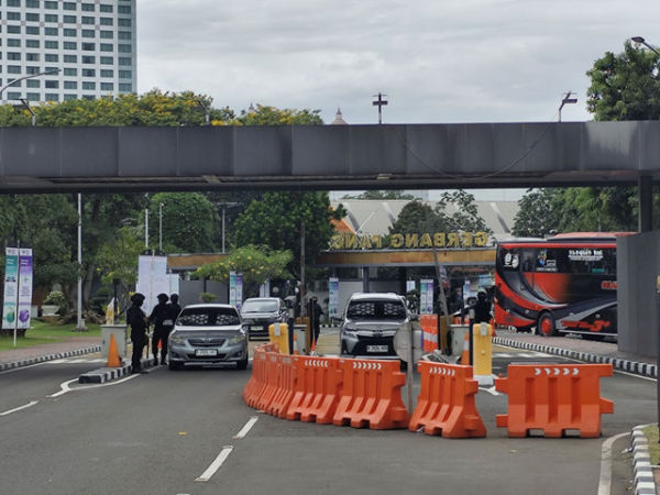 Suasana Kompleks Parlemen Senayan sudah tidak ada lagi penjagaan dari TNI/Polri, pada Kamis (6/11/2025). Foto: Luthfi Humam/kumparan