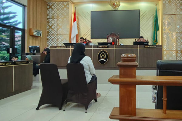 Terdakwa kasus fidusia Neni Nuraeni menjalani sidang lanjutan di Pengadilan Negeri Karawang, Selasa (4/11/2025). Foto: kumparan