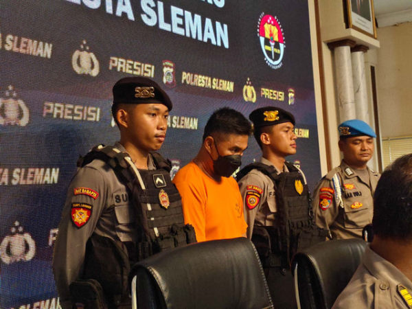 Lukas Budi (54), pria yang membunuh kekasihnya berinisial RI (38) di sebuah rumah kontrakan di Jalan Mejing Wetan, Ambarketawang, Kapanewon Gamping, Kabupaten Sleman. Pembunuhan dipicu cekcok dan lepasnya gigi palsu Lukas. Foto: Arfiansyah Panji Purnandaru/kumparan