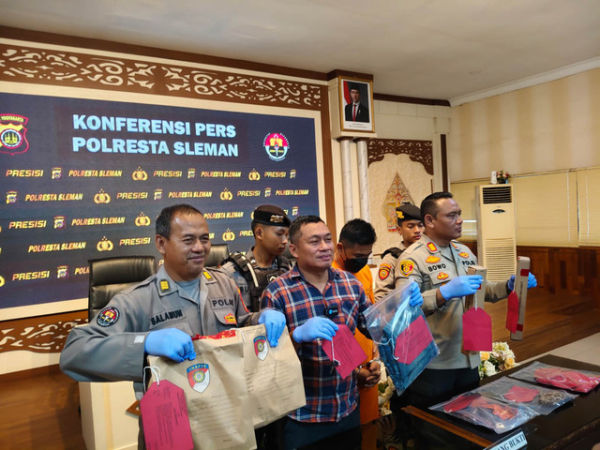 Lukas Budi (54), pria yang membunuh kekasihnya berinisial RI (38) di sebuah rumah kontrakan di Jalan Mejing Wetan, Ambarketawang, Kapanewon Gamping, Kabupaten Sleman. Pembunuhan dipicu cekcok dan lepasnya gigi palsu Lukas. Foto: Arfiansyah Panji Purnandaru/kumparan