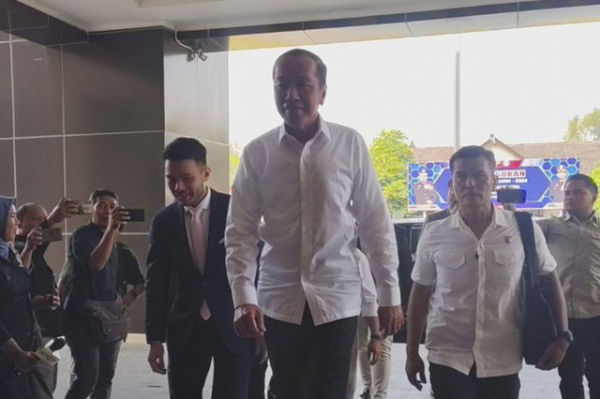 Presiden ke-7 Joko Widodo (Jokowi) bersiap memenuhi panggilan Polda Metro Jaya untuk diperiksa sebagai saksi pelapor kasus fitnah dan ujaran kebencian ijazah palsu di Mapolresta Surakarta, Rabu (23/7/2025). Foto: Aris Wasita/ANTARA