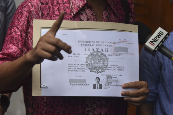 Pengamat Kebijakan Publik Bonatua Silalahi memperlihatkan salinan foto copy ijazah presiden ke-7 RI Joko Widodo yang dilegalisir ketika mendaftar sebagai capres pada Pemilu 2014 di Komisi Pemilihan Umum (KPU), Jakarta, Jumat (24/10/2025). Foto: Indrianto Eko Suwarso/ANTARA FOTO