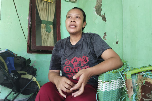 Neni Nuraeni, seorang ibu menyusui yang menjadi terdakwa perkara fidusia di Pengadilan Negeri (PN) Karawang. Foto: Dok. kumparan