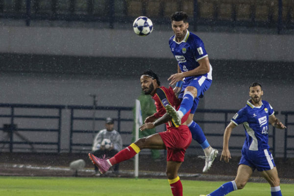 Pemain Persib Bandung Julio Cesar berebut bola dengan pemain Selangor FC Chrigor Moraes (kiri) pada pertandingan Fase Grup G AFC Champions League (ACL) Two di Stadion Gelora Bandung Lautan Api, Bandung, Jawa Barat, Kamis (23/10/2025). Foto: Novrian Arbi/Antara Foto