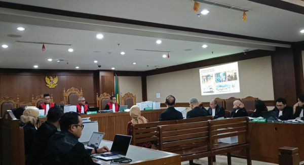 Eks Direktur Utama (Dirut) PT ASDP Indonesia Ferry (Persero), Ira Puspadewi (kiri), saat sidang pleidoi terkait kasus dugaan korupsi dalam proses akuisisi PT Jembatan Nusantara (JN) oleh PT ASDP di Pengadilan Tipikor Jakarta, Kamis (6/11/2025). Foto: Fadhil Pramudya/kumparan