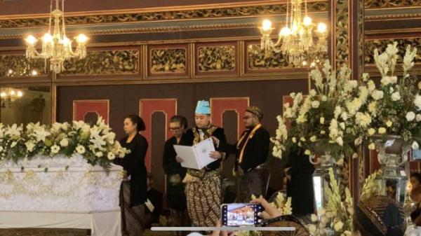 IKRAR SEBAGAI RAJA: Putra Paku Buwono XIIII, KGPAA Hamangkunegoro Sudibya Rajaputra Narendra Mataram alias Purboyo membacakan ikrar sebagai raja keraton surakarta Paku Buwono XIV.