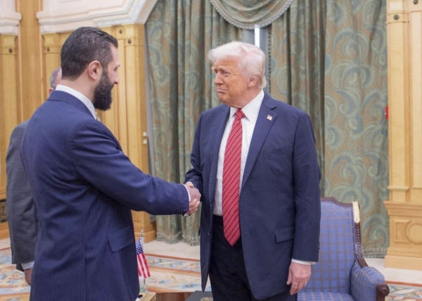 Presiden AS Donald Trump bertemu dengan Presiden Suriah Ahmed al-Sharaa di Riyadh, Arab Saudi, Rabu (14/5/2025). Foto: Saudi Press Agency via REUTERS