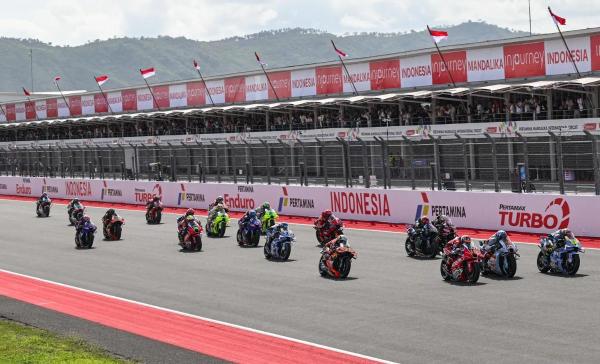SPRINT RACE MANDALIKA - Pebalap elite dunia start dalam gelaran sprint race MotoGP Mandalika 2025 di Sirkuit Mandalika, Lombok, Indonesia, pada 4 Oktober 2025. (Foto: Laman Resmi MotoGP)