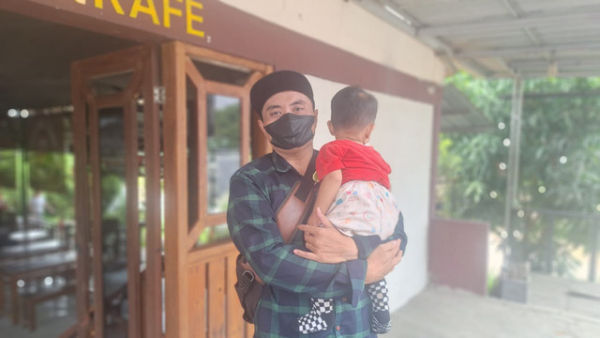 Denny Darmawan, suami terdakwa Neni Nuraeni, bersama sang anak. Denny kredit mobil bekas dengan meminjam identitas istrinya. Foto: kumparan