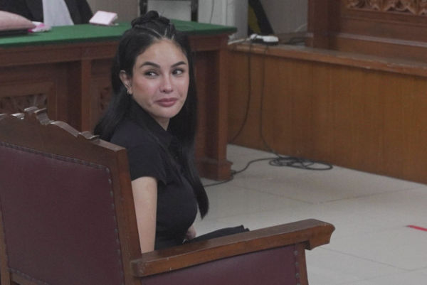 Terdakwa Nikita Mirzani saat menjalani sidang putusan di Pengadilan Negeri Jakarta Selatan, Jakarta, Selasa, (28/10/2025). Foto: Agus Apriyanto