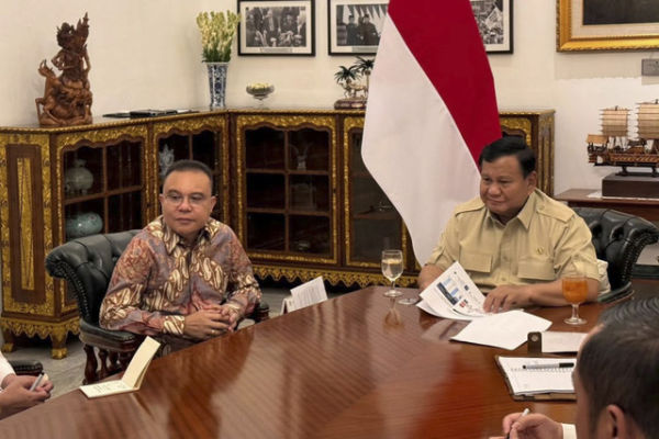 Presiden RI Prabowo Subianto menerima Wakil Ketua Umum DPR RI Sufmi Dasco Ahmad dan beberapa menteri Kabinet Merah Putih di Istana Merdeka, Jakarta, Rabu (5/11/2025). Foto: Instagram/ @sekretariat.kabinet