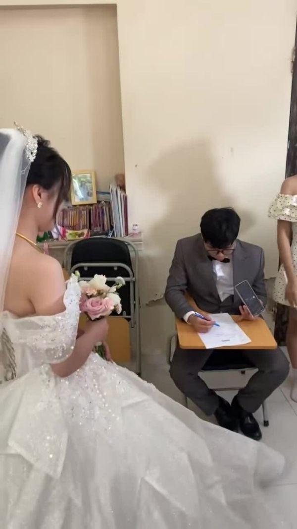 Hanoi groom 'takes' IELTS exam to receive his bride