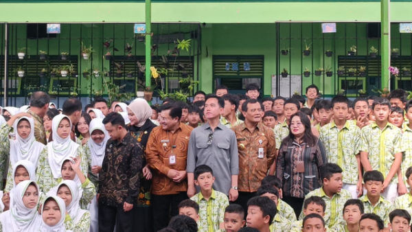 Wakil Presiden Republik Indonesia Gibran Rakabuming Raka foto bersama usai meninjau program Makan Bergizi Gratis di SMPN 9, Salatiga, Jawa Tengah, Jumat (7/11) usai meninjau CKG. Foto: Zamachsyari/kumparan