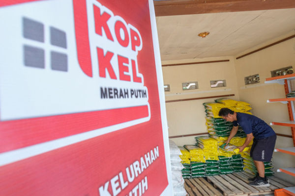 Petugas koperasi menata beras SPHP di Gudang Koperasi Kelurahan Merah Putih (KKMP) Wundumbatu, Kendari, Sulawesi Tenggara, Selasa (19/8/2025).  Foto: Andry Denisah/ANTARA FOTO
