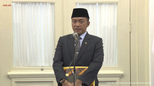 Mensesneg Prasetyo Hadi menjawab pertanyaan wartawan saat sesi keterangan pers terkait ledakan SMAN 72 Jakarta di Istana Merdeka, Jakarta, Jumat (7/11/2025). Foto: Youtube/Sekretariat Presiden