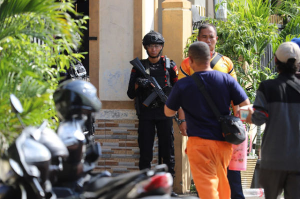 Anggotan Gegana menjaga lokasi ledakan yang terjadi di SMA 72 Kelapa Gading, Jakarta, Jumat (7/11). Foto: Iqbal Firdaus/kumparan