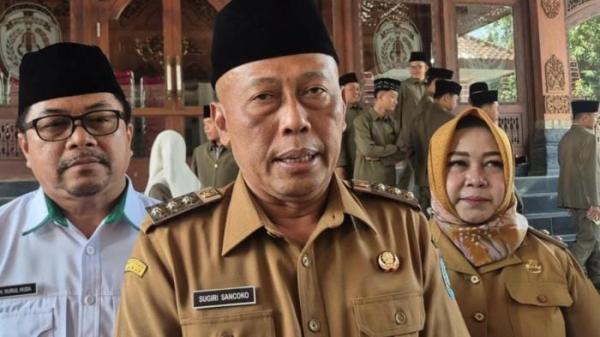 TERJARING OTT KPK - Bupati Ponorogo, Sugiri Sancoko di Pringgitan (sebutan rumah dinas Bupati Ponorogo), Jalan Alun-alun Utara, Kelurahan Mangkujayan, Kecamatan/Kabupaten Ponorogo. Sugiri terjaring OTT KPK pada Jumat (7/11/2025).