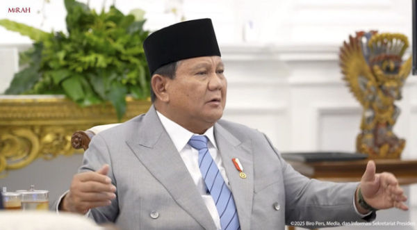 Presiden Prabowo Subianto memberikan arahan kepada Komisi Percepatan Reformasi Polri di Istana Merdeka, Jakarta, Jumat (7/11/2025). Foto: Youtube/Sekretariat Presiden