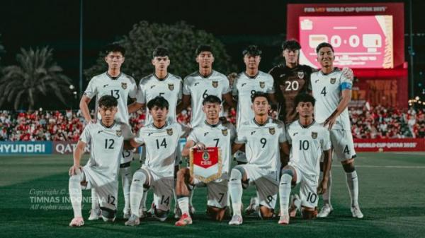 PIALA DUNIA U17 - Skuad Timnas U17 Indonesia melakukan foto bersama sebelum laga menghadapi Zambia pada matchday perdana Grup H Piala Dunia U17 2025 di Lapangan 7 Aspire Zone, Al Rayyan, Qatar, Selasa (4/11/2025) malam WIB. (Foto: Dokumen PSSI)