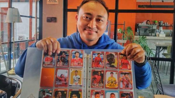 PAMERKAN TANDA TANGAN - Andreas Junian saat menunjukan koleksi tanda tangan dari para pemain bola Liga 1 - Liga 2 dan Pemain Timnas Indonesia.