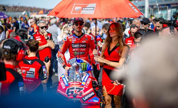 PECCO BAGNAIA - Pebalap besutan Ducati Lenovo, Pecco Bagnaia, asal Italia, saat menunggangi motor di grid Sirkuit Misano dalam gelaran MotoGP San Marino 2025 pada sesi sprint race, Sabtu (13/9/2025). Secercah harapan bagi Bagnaia. (Foto Arsip September 2025). (Foto: Laman Ducati)