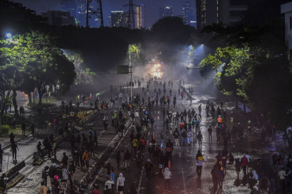 Suasana aksi menuntut pengusutan kasus penabrakan pengemudi ojek online oleh mobil rantis Brimob di depan Markas Komando Brimob Polda Metro Jaya, Kwitang, Jakarta, Jumat (29/8/2025). Foto: Galih Pradipta/ANTARA FOTO