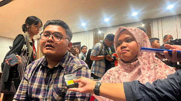Keluarga Farhan, Dany Aji (kiri) dan Adin memberi tanggapan usai konferensi pers terkait hasil tes DNA temuan dua kerangka di Kwitang yang dilaksanakan di RS Polri, Kramat Jati, Jakarta Timur, Jumat (7/11/2025).  Foto: Nasywa Athifah/kumparan