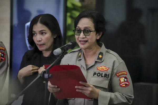 Karolabdokkes Polri Brigjen Sumy Hastry Purwanti berbicara kepada wartawan saat konferensi pers mengenai hasil tes DNA mantan Gubernur Jabar Ridwan Kamil, Lisa Mariana dan anak berinisial CA di Mabes Polri, Jakarta, Rabu (20/8/2025). Foto: Jamal Ramadhan/kumparan 