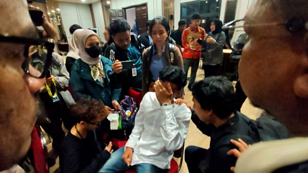 Keluarga Muhammad Farhan Hamid menangis di RS Polri Kramat Jati, Jumat (7/11/2025). Foto: Rachmadi Rasyad/kumparan