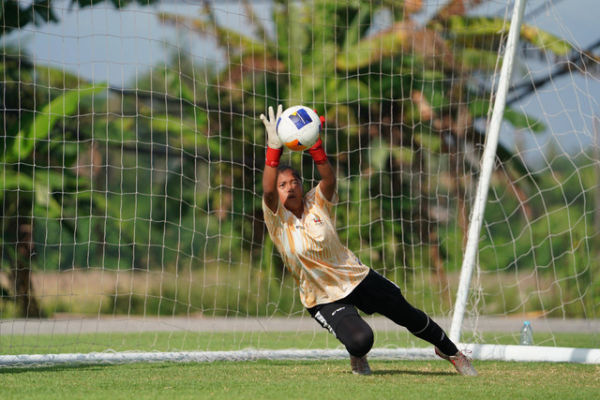 Gadhiza Asnanza, kiper dari Persib Bandung, sedang latihan bersama Timnas Wanita Indonesia U-17 di Ngurah Rai Training Fields.  Foto: Dok PSSI