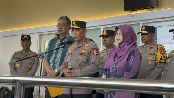 Kapolri Jenderal Listyo Sigit Prabowo bersama Ketua KPAI Margaret Aliyatul Maimunah, dan Dirut RS Islam Cempaka Putih menyampaikan keterangan pers terkait korban ledakan di SMAN 72 Jakarta di RS Islam Cempaka Putih, Jakarta, Sabtu (8/11/2025). Foto: Rayyan Farhansyah/kumparan