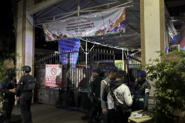 Suasana pukul 20.06 WIB usai terjadi ledakan di SMAN 72 Jakarta, Kelapa Gading, Jakarta, Jumat (7/11/2025). Foto: Abid Raihan/kumparan