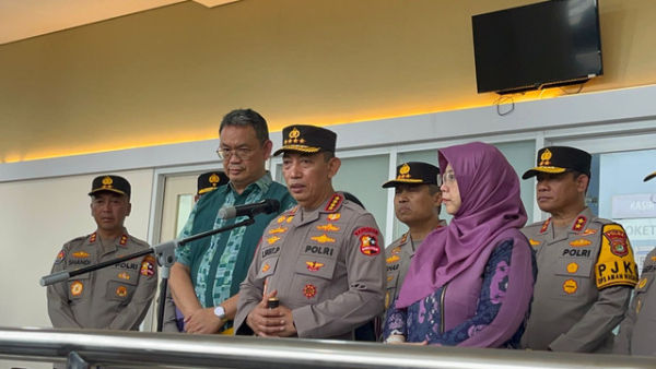 Kapolri Jenderal Listyo Sigit Prabowo bersama Ketua KPAI Margaret Aliyatul Maimunah, dan Dirut RS Islam Cempaka Putih menyampaikan keterangan pers terkait korban ledakan di SMAN 72 Jakarta di RS Islam Cempaka Putih, Jakarta, Sabtu (8/11/2025). Foto: Rayyan Farhansyah/kumparan
