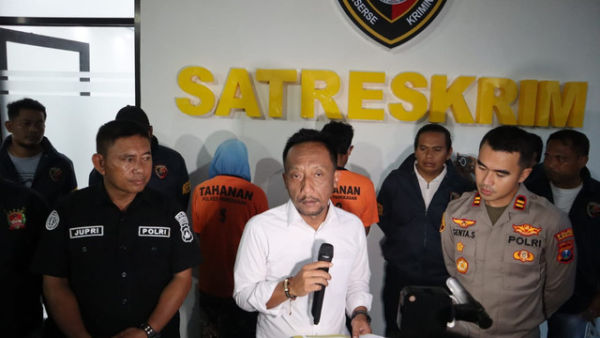 Satreskrim Polres Pamekasan menangkap 2 pelaku pembunuhan M (35) warga Desa Bira Timur, Kecamatan Sokobanah, Kabupaten Sampang, yang ditemukan tewas di Dusun Jurang Betoh, Desa Lesong Daya, Kecamatan Batumarmar, Kabupaten Pamekasan. Foto: Dok. Istimewa