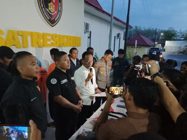 Satreskrim Polres Pamekasan menangkap 2 pelaku pembunuhan M (35) warga Desa Bira Timur, Kecamatan Sokobanah, Kabupaten Sampang, yang ditemukan tewas di Dusun Jurang Betoh, Desa Lesong Daya, Kecamatan Batumarmar, Kabupaten Pamekasan. Foto: Dok. Istimewa