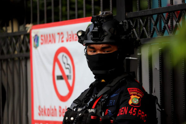 Anggota gegana berjaga di lokasi ledakan yang terjadi di SMAN 72 Jakarta, Kelapa Gading, Jakarta, Jumat (7/11/2025). Foto: Iqbal Firdaus/kumparan