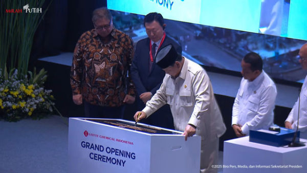 Presiden Prabowo Subianto beserta jajaran meresmikan Pabrik Lotte Chemical Indonesia, Cilegon, Kamis (6/11/2025). Foto: YouTube/Sekretariat Presiden