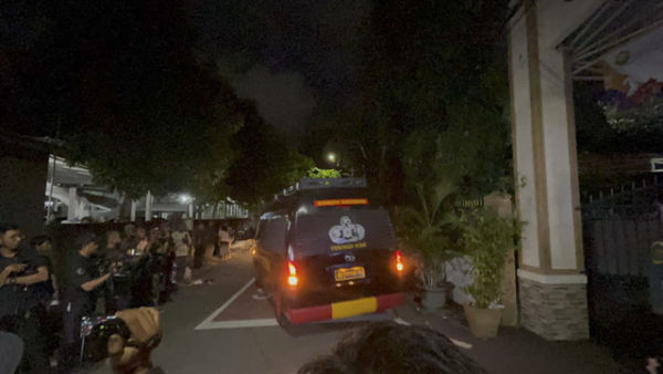 Personel Brimob tinggalkan SMAN 72 Jakarta usai melakukan investigasi setelah ledakan di SMAN 72 Jakarta, Kelapa Gading, Jakarta, Jumat (7/11/2025). Foto: Abid Raihan/kumparan