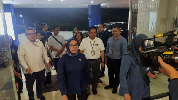 Menteri PPPA Arifatul Choiri Fauzi menjenguk korban ledakan SMA 72 di RS Yarsi, Jakarta pada Sabtu (8/11/2025).  Foto: Luthfi Humam/kumparan