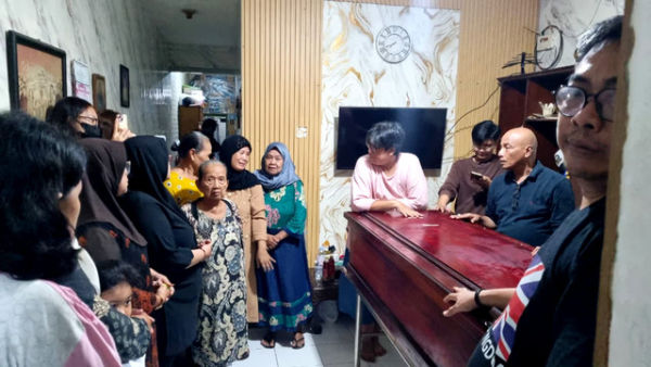 Jenazah Reno Syahputra Dewo tiba di rumah duka di Jalan Kampung Malang, Tegalsari, Surabaya, Sabtu (8/11/2025). Foto: Farusma Okta Verdian/kumparan