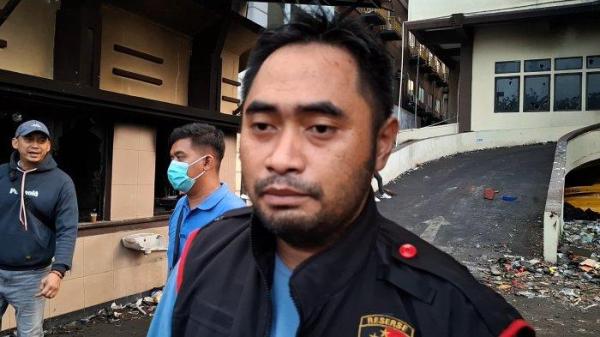 Kasat Reskrim Polres Metro Jakarta Timur AKBP Dicky Fertoffan memastikan, tidak ada tahanan kabur dan korban luka dalam insiden pembakaran Mapolres pada Jumat (29/8/2025) malam.