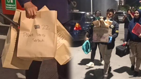 BARANG BUKTI SERBUK - Petugas Puslabfor mengambil barang bukti dari kediaman FN, terduga pelaku ledakan SMAN 72 Jakarta, Jumat (7/11/2025). (TRIBUNJAKARTA.COM/GERALD LEONARDO AGUSTINO)