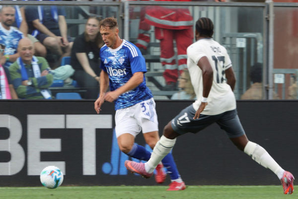Pemain Como Mergim Vojvoda berebut bola dengan pemain Lazio Nuno Tavares pada pertandingan Liga Italia di Stadion G Sinigaglia, Como, Italia, Minggu (24/8/2025). Foto: Antonio Saia/LaPresse via AP