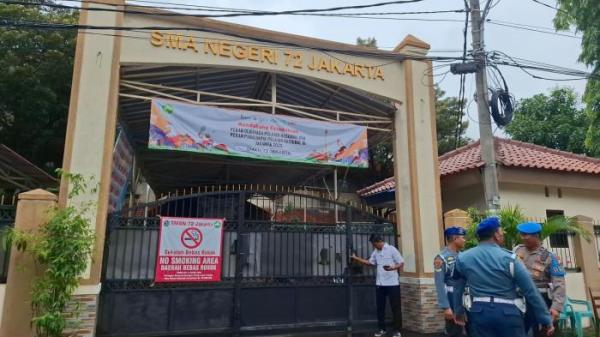 LEDAKAN SMAN 72 JAKARTA — Petugas kepolisian dan TNI AL berjaga di depan SMAN 72 Jakarta, Sabtu (8/11/2025), sehari setelah ledakan saat salat Jumat. Ledakan hebat itu menyebabkan 96 orang mengalami luka-luka.