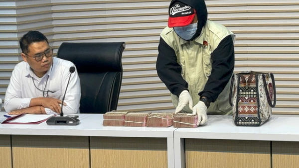 KPK tunjukkan bukti uang tunai Rp 500 juta di perkara suap yang menjerat Bupati Ponorogo, Sugiri Sancoko di gedung Merah Putih KPK, Jaksel pada Minggu (9/11).  Foto: Abid Raihan/kumparan