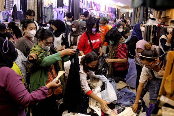 Sejumlah calon pembeli memilih pakaian bekas yang dijual di Pasar Senen, Jakarta. Foto: Iqbal Firdaus/kumparan