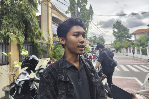 Muhamad Nur Karim (26) kakak korban ledakan SMA 72 Jakarta saat ditemui di lokasi pada Sabtu (8/11/2025).  Foto: Luthfi Humam/kumparan