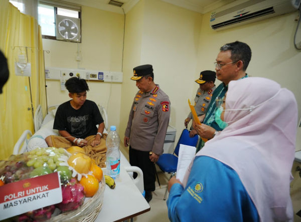 Kapolri Jenderal Listyo Sigit Prabowo menjenguk korban ledakan di SMAN 72 Jakarta di RS Islam Cempaka Putih, Jakarta, Sabtu (8/11/2025). Foto: Dok. Humas Polri