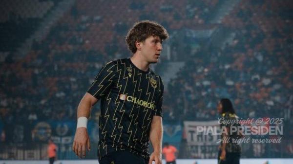 PEMANASAN OXFORD - Pemain Oxford United sekaligus Timnas Indonesia, Ole Romeny dalam sesi pemanasan sebelum pertandingan menghadapi Arema FC dalam fase grup A Piala Presiden 2025 di Stadion Si Jalak Harupat, Kamis (10/7/2025). (Instagram Piala Presiden - 11/7/2025)