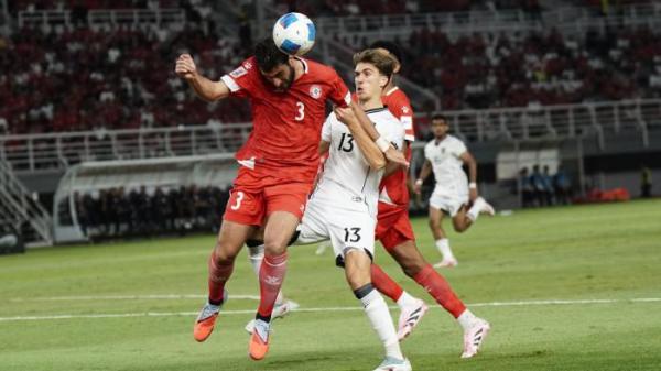 BEREBUT BOLA - Penyerang Timnas Indonesia, Mauro Zijlstra (kanan) berebut bola dengan pesepak bola Lebanon dalam pertandingan FIFA Matchday di Stadion Gelora Bung Tomo, Surabaya pada Senin (8/9/2025) malam. TRIBUNNEWS/Muhammad Nursina